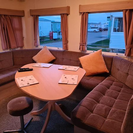 Cosy, Family Caravan Near The Beach Клактън он Сий Екстериор снимка
