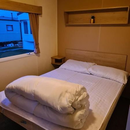 Cosy, Family Caravan Near The Beach Клактън он Сий Екстериор снимка