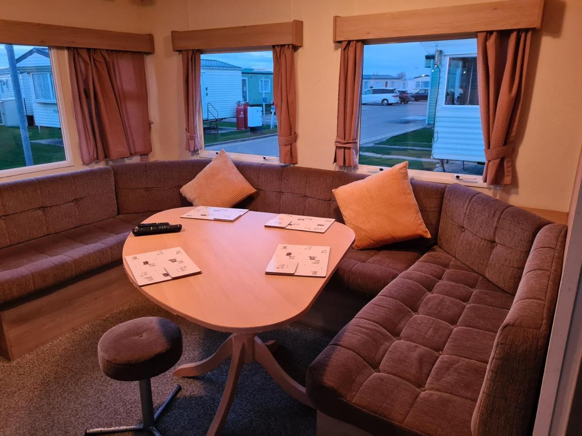 Cosy, Family Caravan Near The Beach Клактън он Сий Екстериор снимка