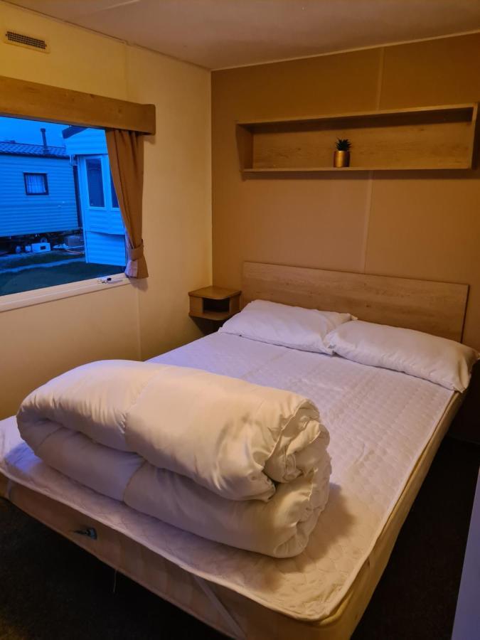 Cosy, Family Caravan Near The Beach Клактън он Сий Екстериор снимка