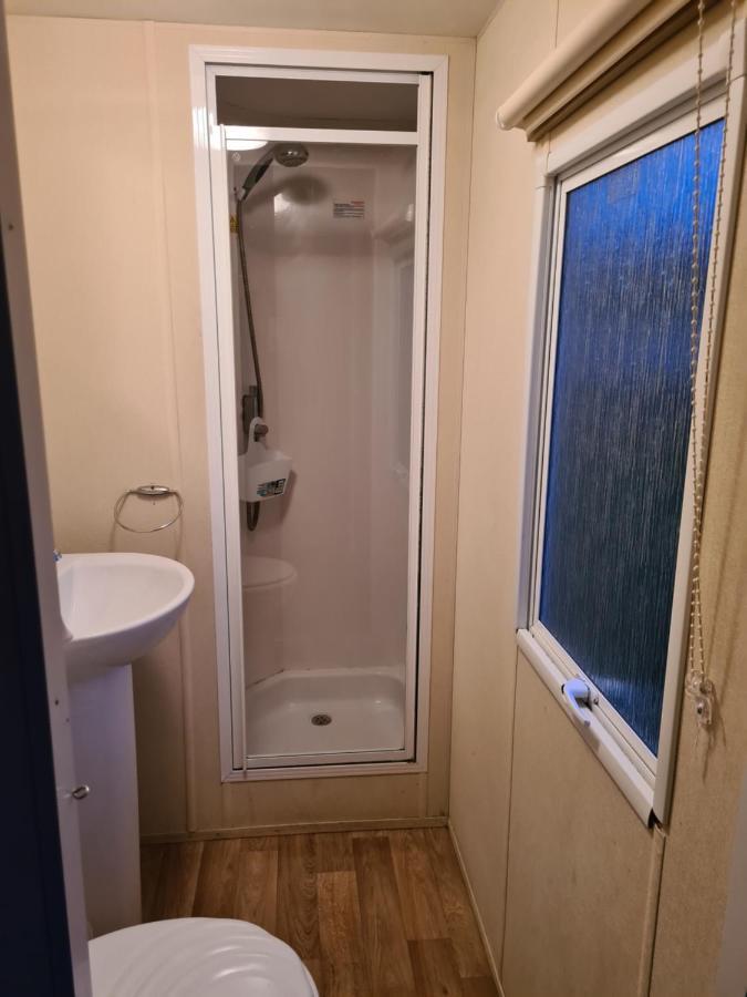 Cosy, Family Caravan Near The Beach Клактън он Сий Екстериор снимка