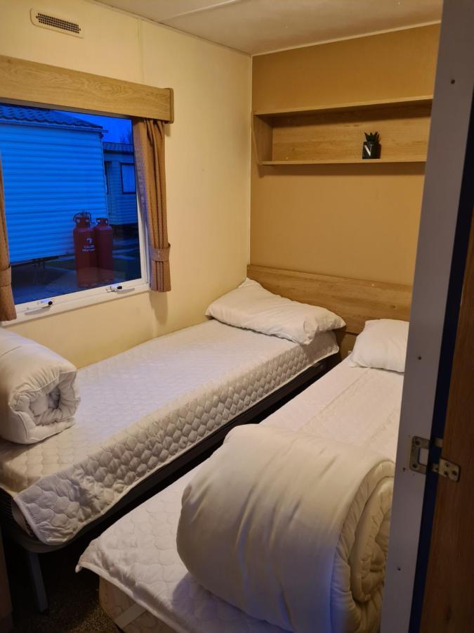 Cosy, Family Caravan Near The Beach Клактън он Сий Екстериор снимка