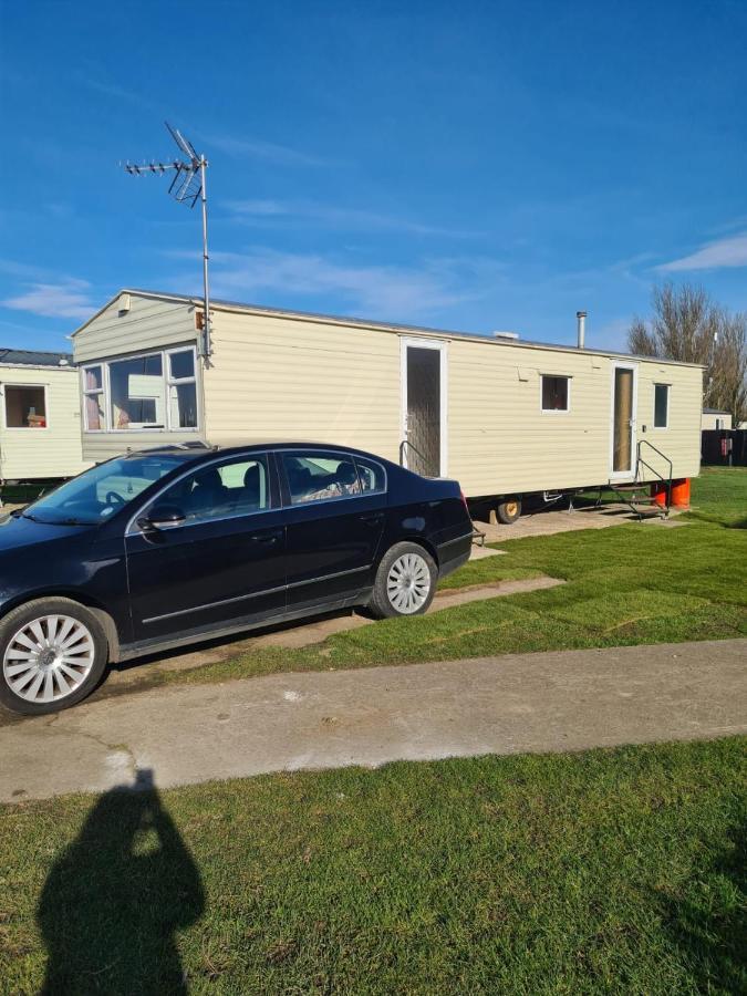 Cosy, Family Caravan Near The Beach Клактън он Сий Екстериор снимка